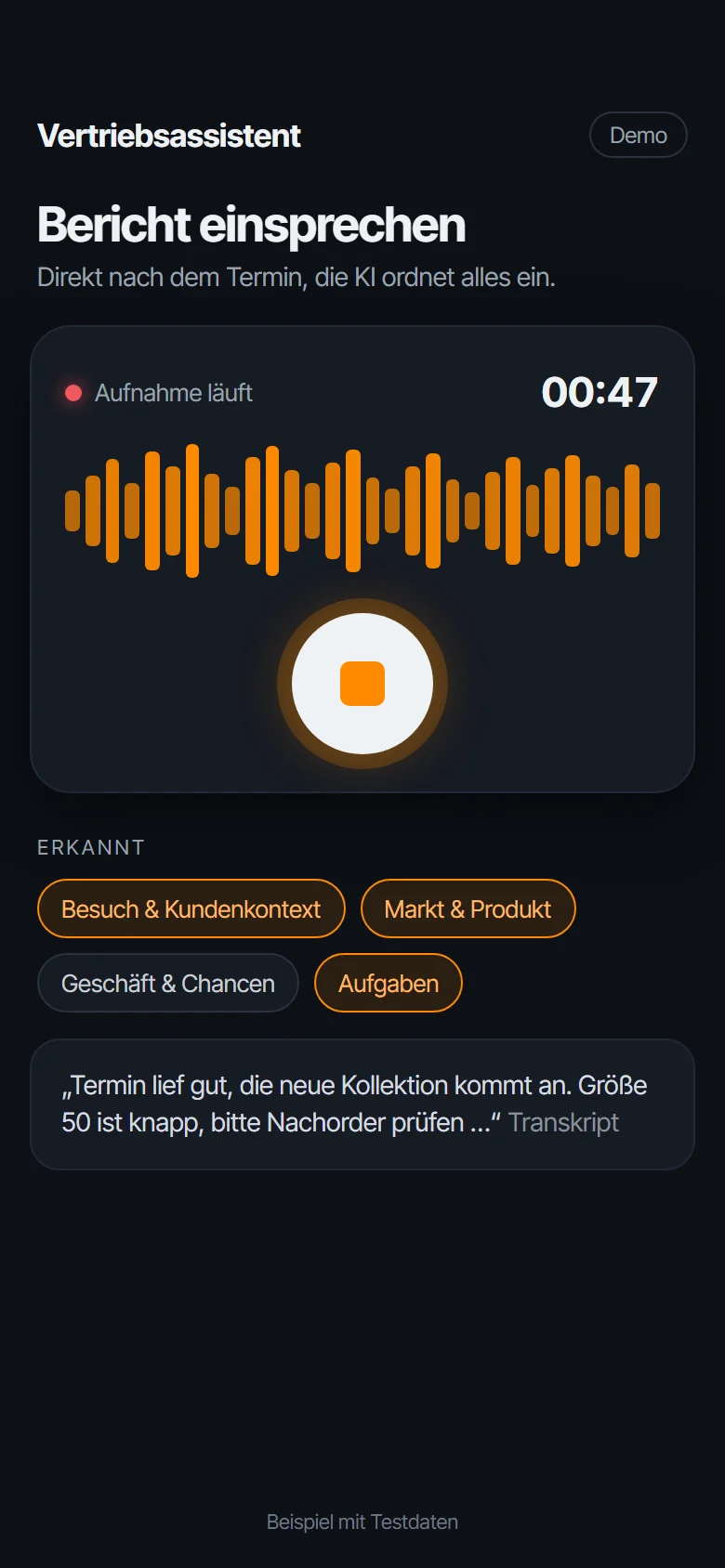 Vertriebsassistent am Smartphone: Bericht direkt nach dem Termin einsprechen, die KI ordnet ihn den Bereichen zu